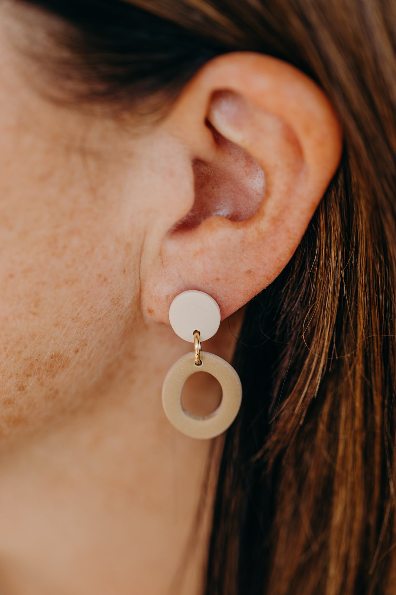 CELESTE - zweifarbige ovale Polymer Ton Ohrringe beige