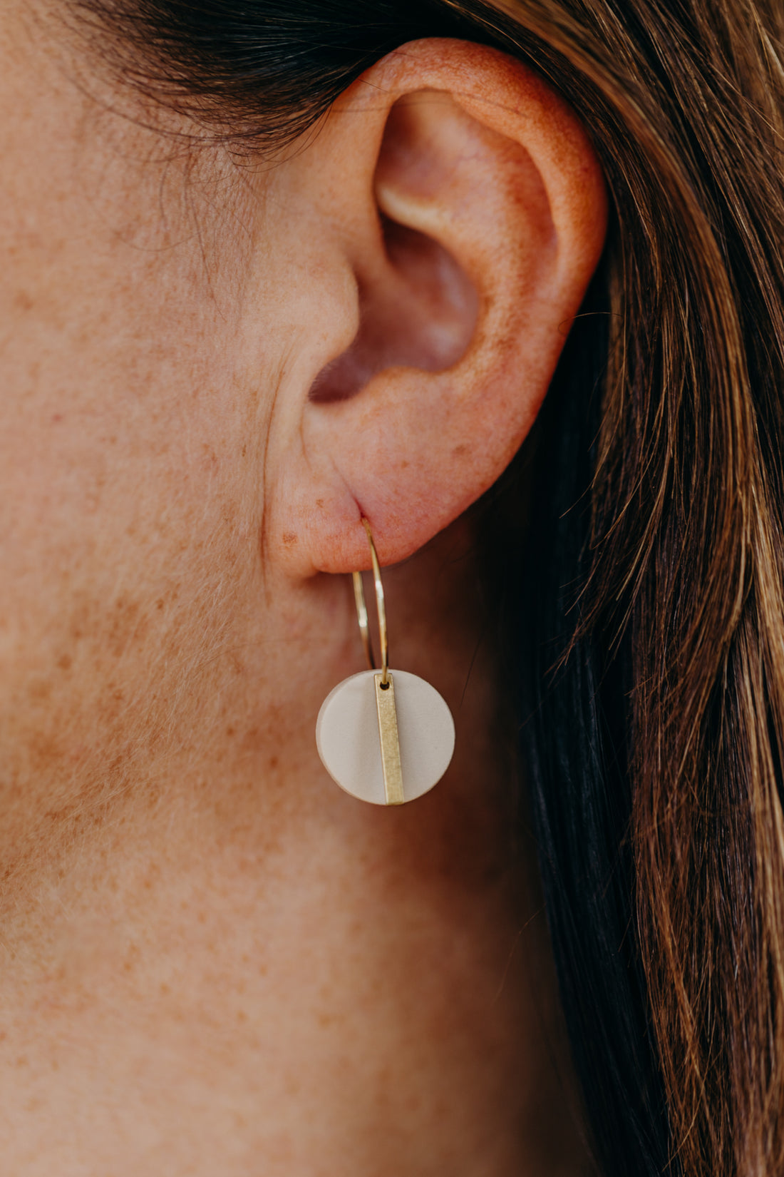 RAVI - runde Polymer Ton Creolen mit langem Messing Anhänger in Kieselstein