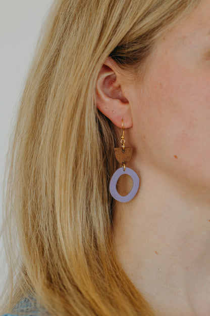 MERA - kreisförmger Polymer Ton Ohrringe in Helles Lila mit Holzanhänger