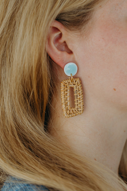 Runde Polymer Ton Ohrringe in Keramik Hellblau mit rechteckigem Rattan Anhänger