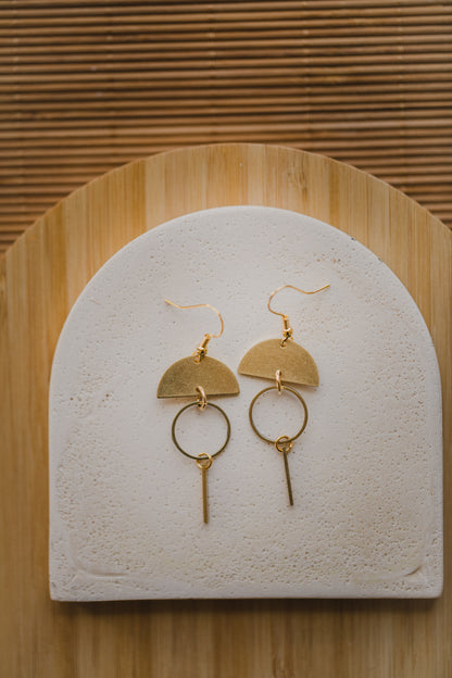 HELDA - lange geometrische Messing Ohrringe