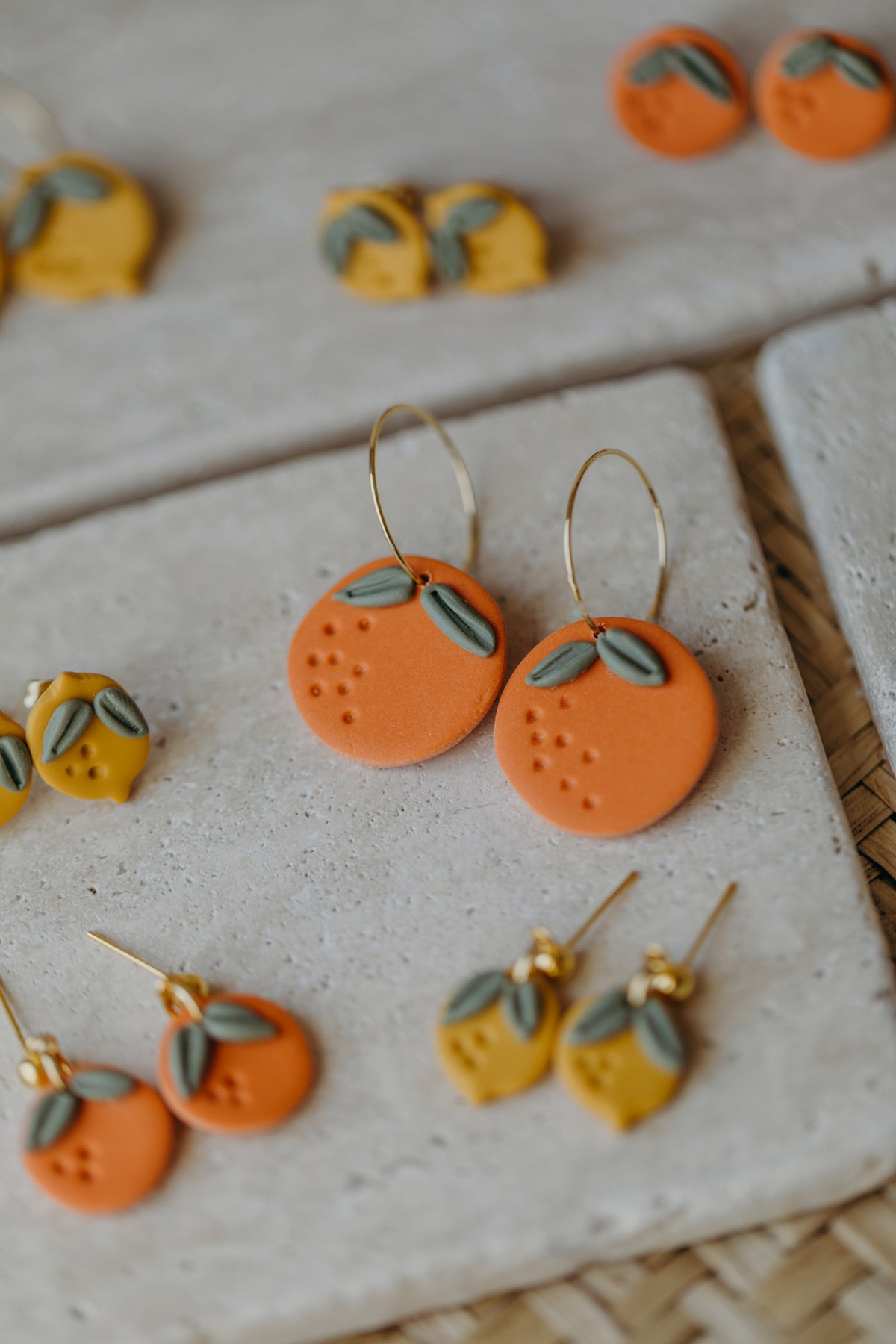 Kleine Orangen Ohrhänger aus Polymer Ton