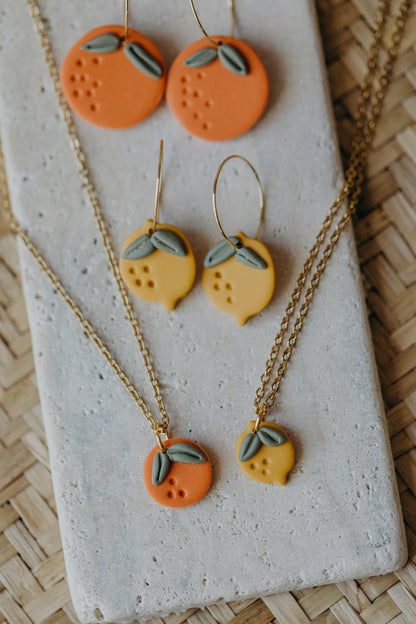 Halskette mit kleiner Zitrone aus Polymer Ton