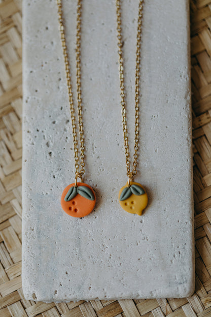 Halskette mit kleiner Zitrone aus Polymer Ton