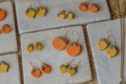 Kleine Orangen Ohrstecker aus Polymer Ton