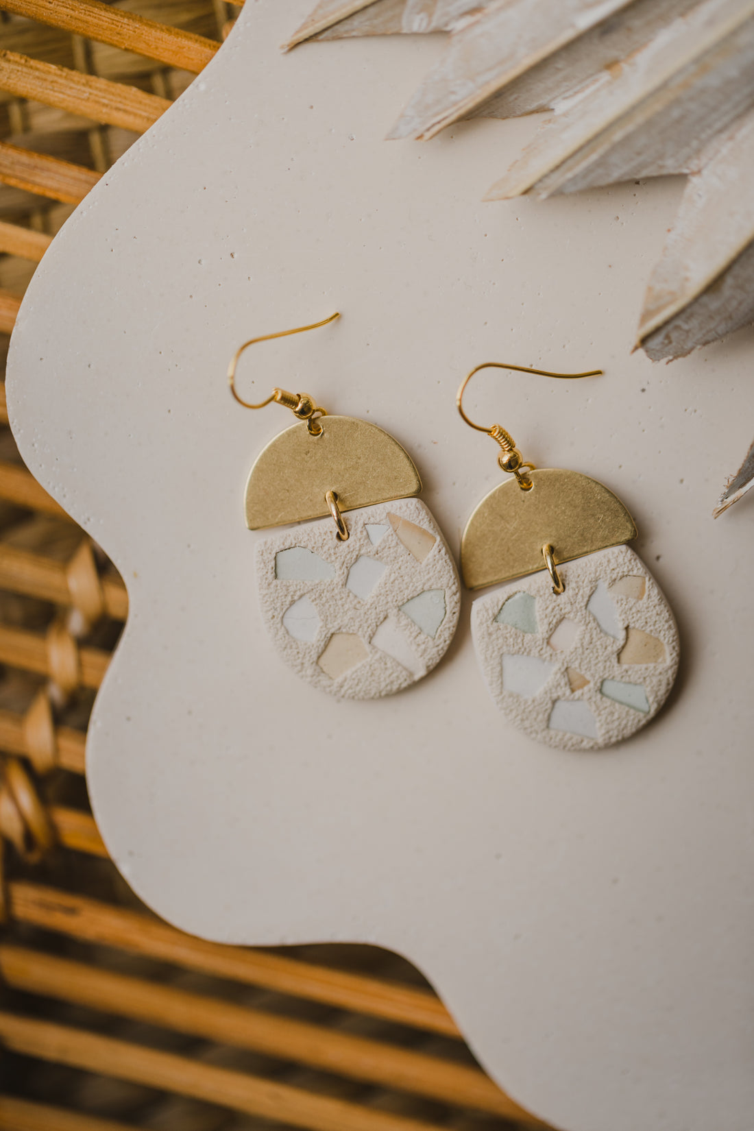 BRITTA - helle Polymer Ton Ohrringe mit Terrazzo Muster