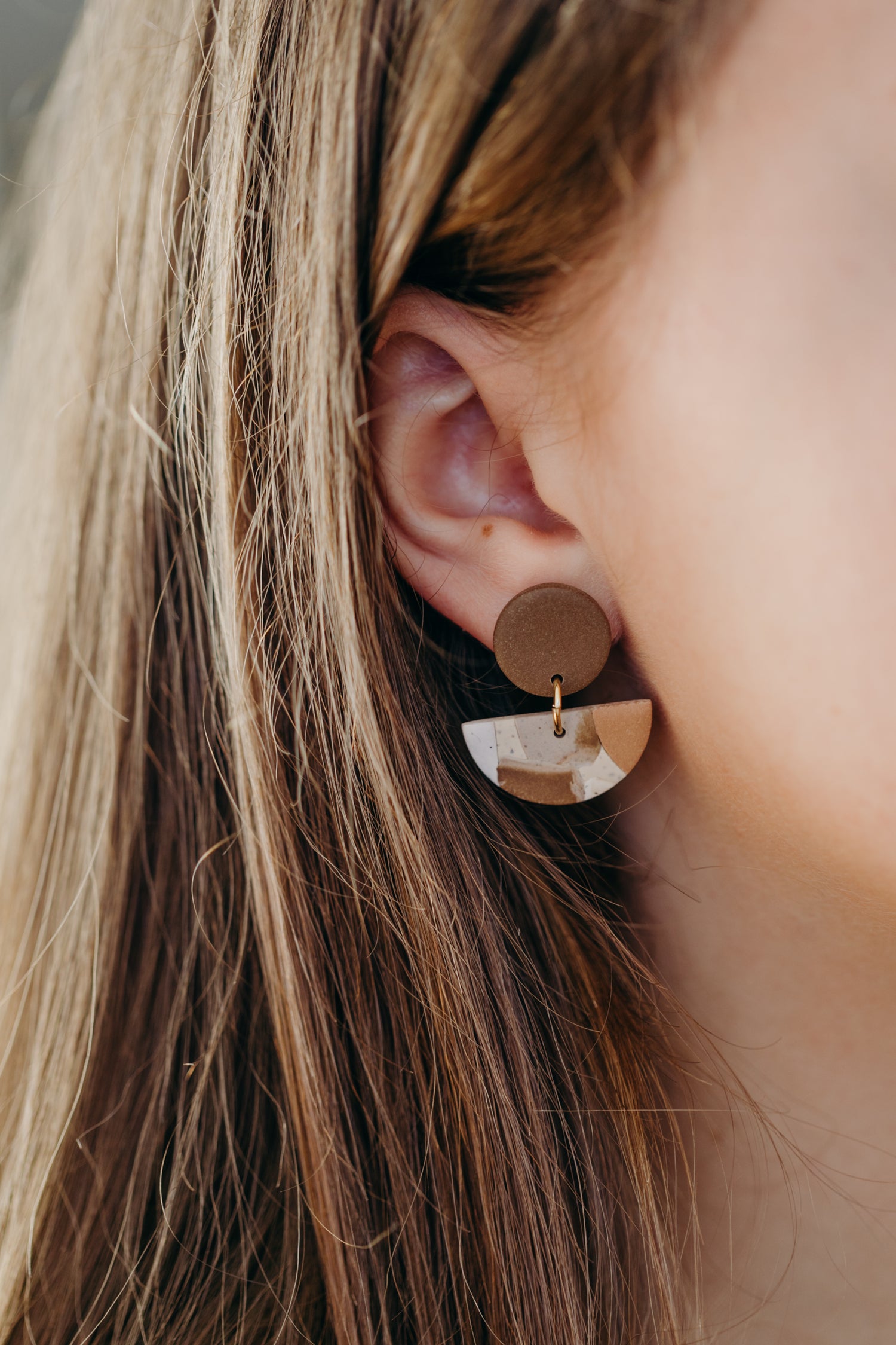 braune halbrunde Terrazzo Ohrringe aus Polymer Ton