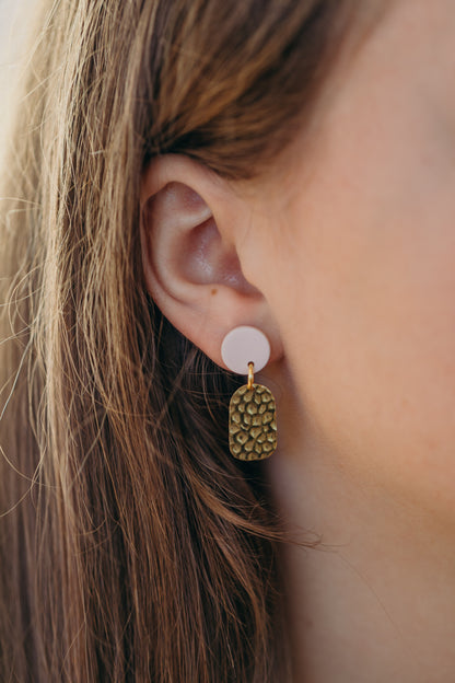 PINA - kleine ovale Messing Ohrringe mit rundem Ohrstecker aus Polymer Ton