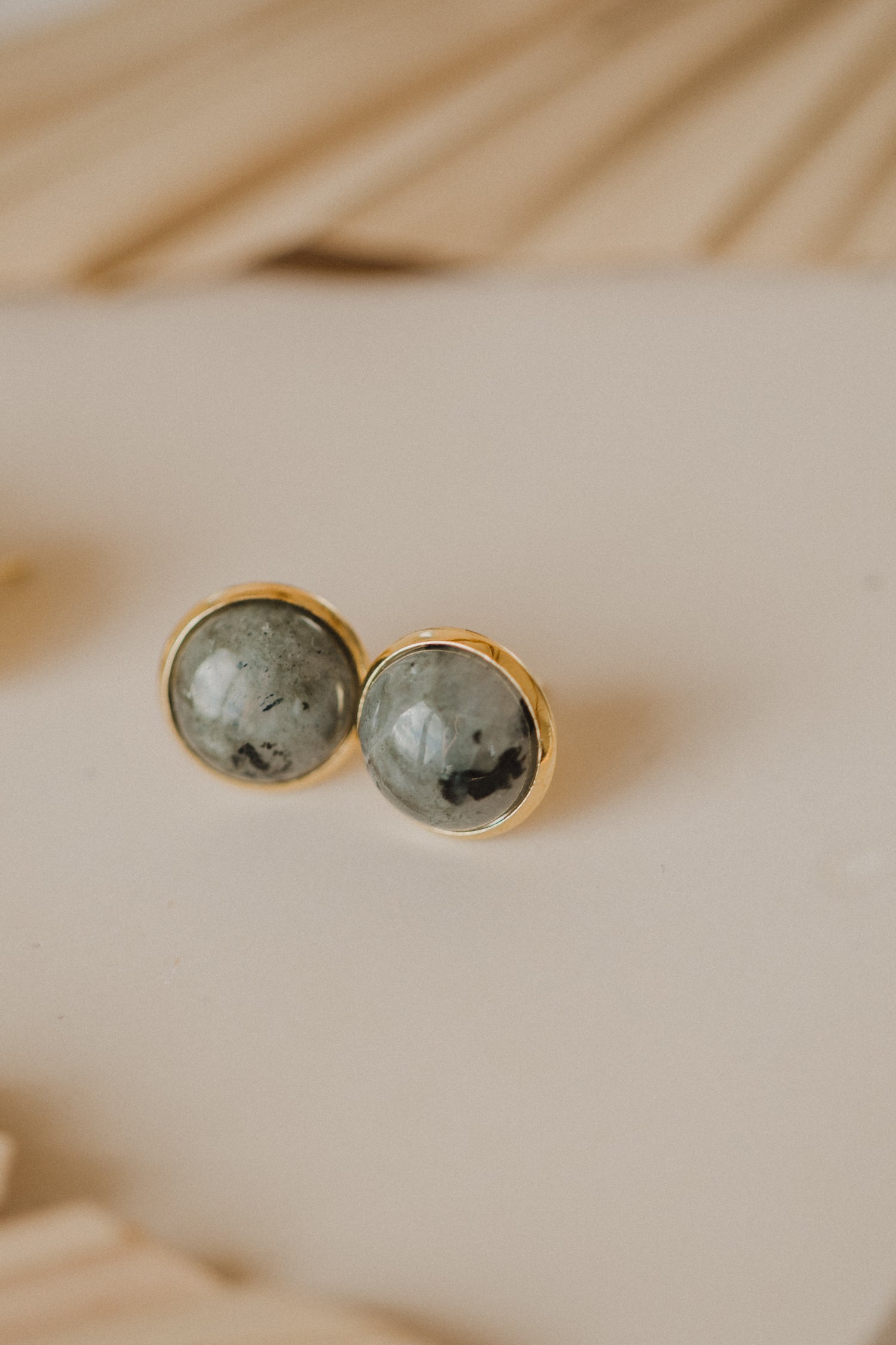 graue Labradorit Edelstein Ohrstecker (12 mm)