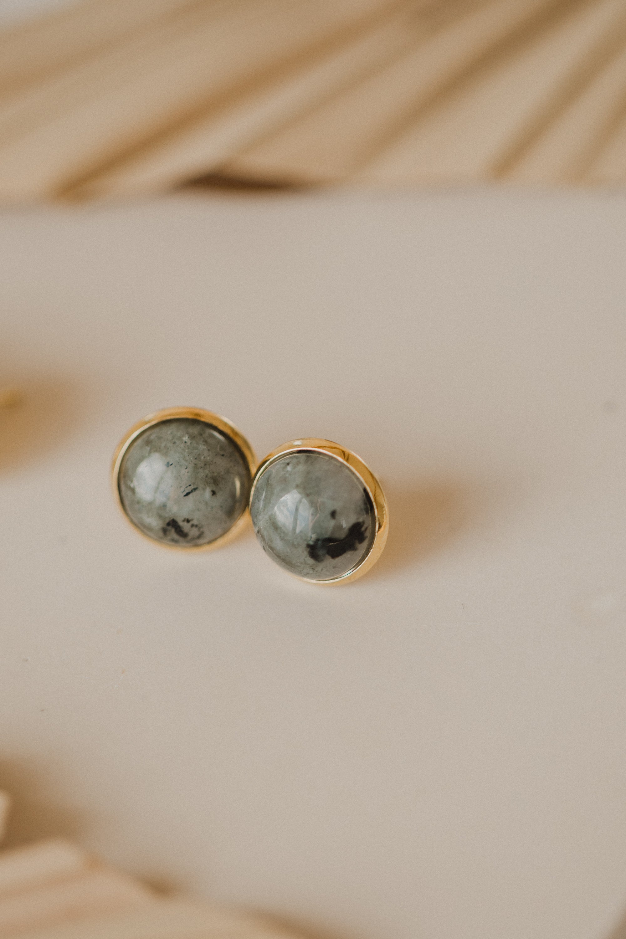 graue Labradorit Edelstein Ohrstecker (12 mm)