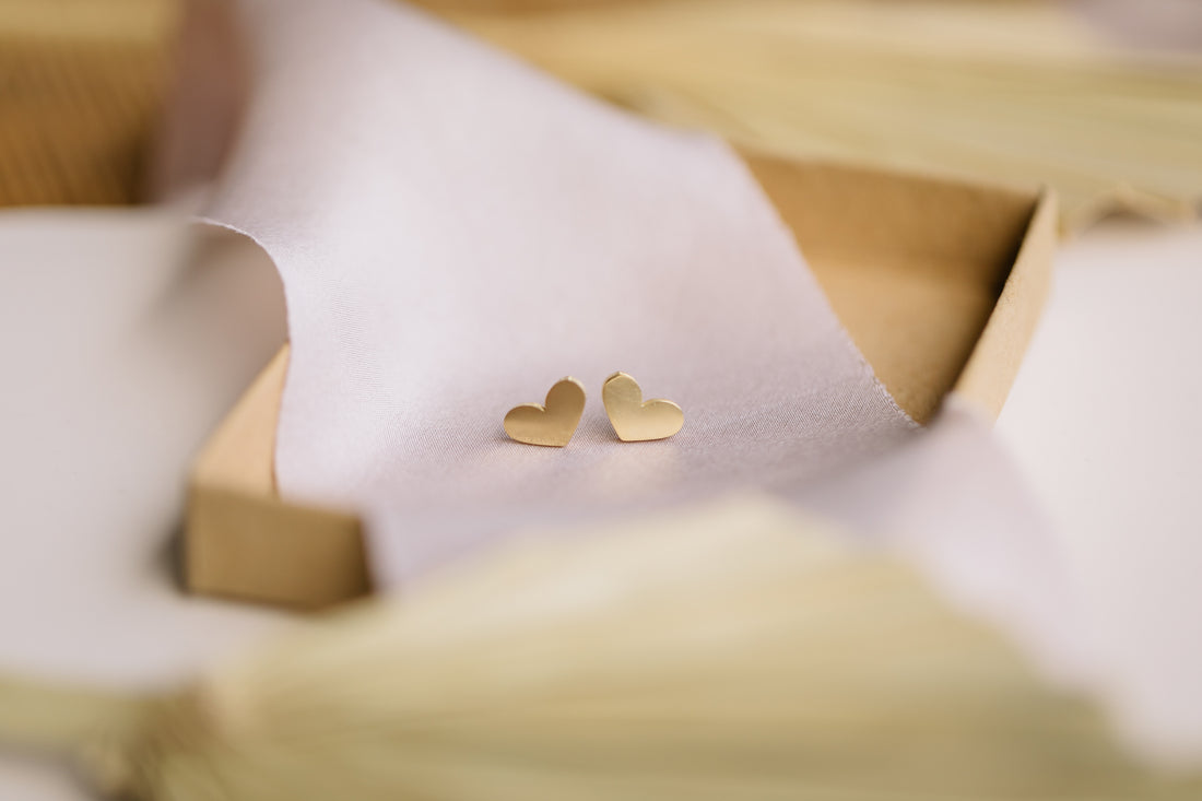 stud earrings wide heart