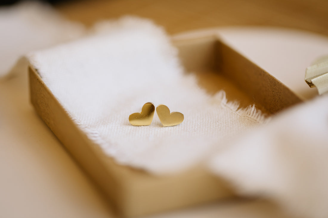 stud earrings wide heart