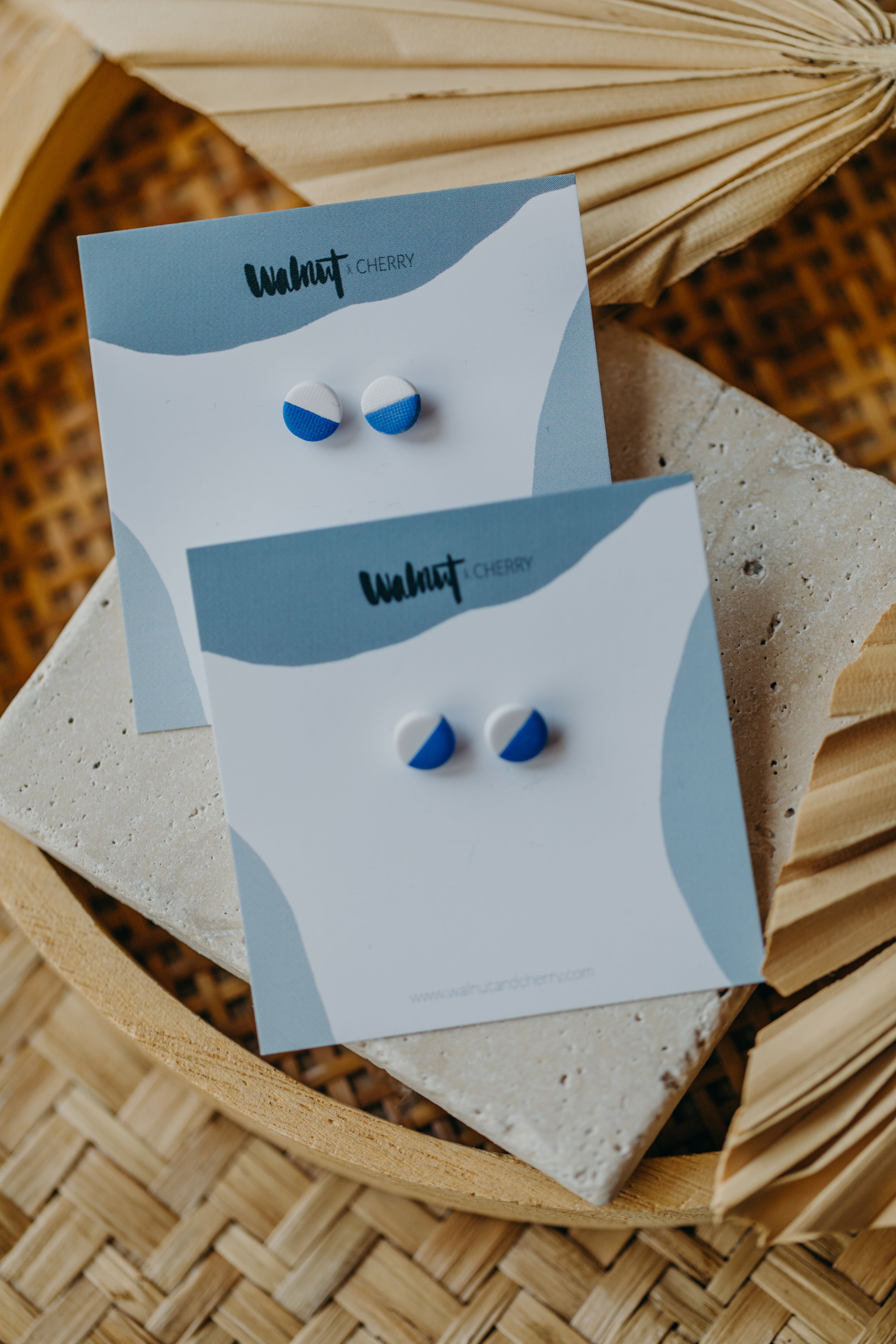 LINO - weiß-blaue Ohrstecker aus Polymer Ton