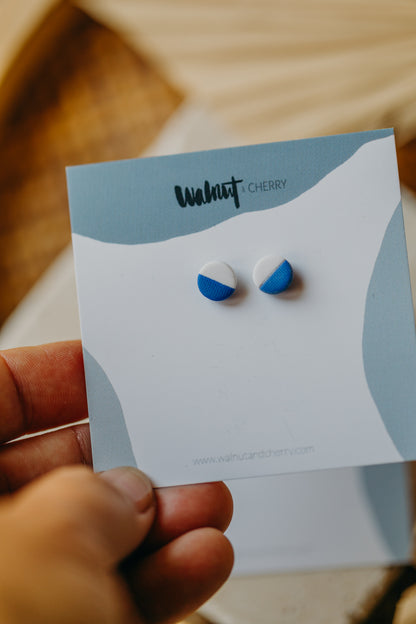 LINO - weiß-blaue Ohrstecker aus Polymer Ton