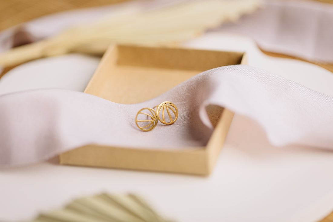 Round stud earrings with lines