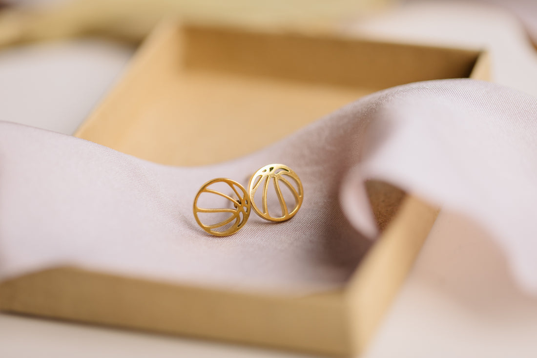 Round stud earrings with lines