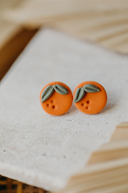 Kleine Orangen Ohrstecker aus Polymer Ton