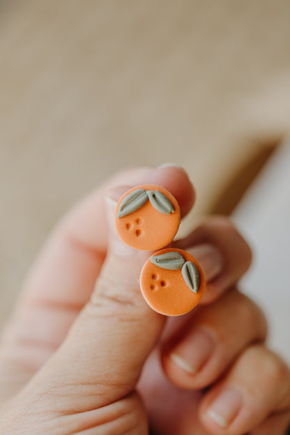 Kleine Orangen Ohrstecker aus Polymer Ton