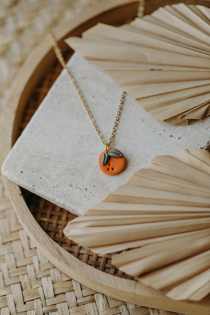 Halskette mit kleiner Orange aus Polymer Ton
