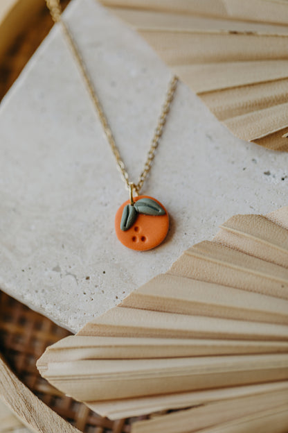 Halskette mit kleiner Orange aus Polymer Ton