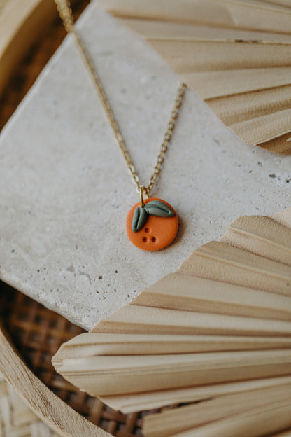 Halskette mit kleiner Orange aus Polymer Ton