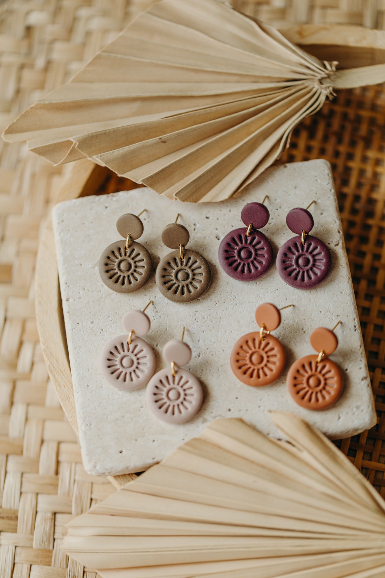 PALINA - runde Ohrringe mit Muster in Dove