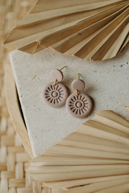 PALINA - runde Ohrringe mit Muster in Dove