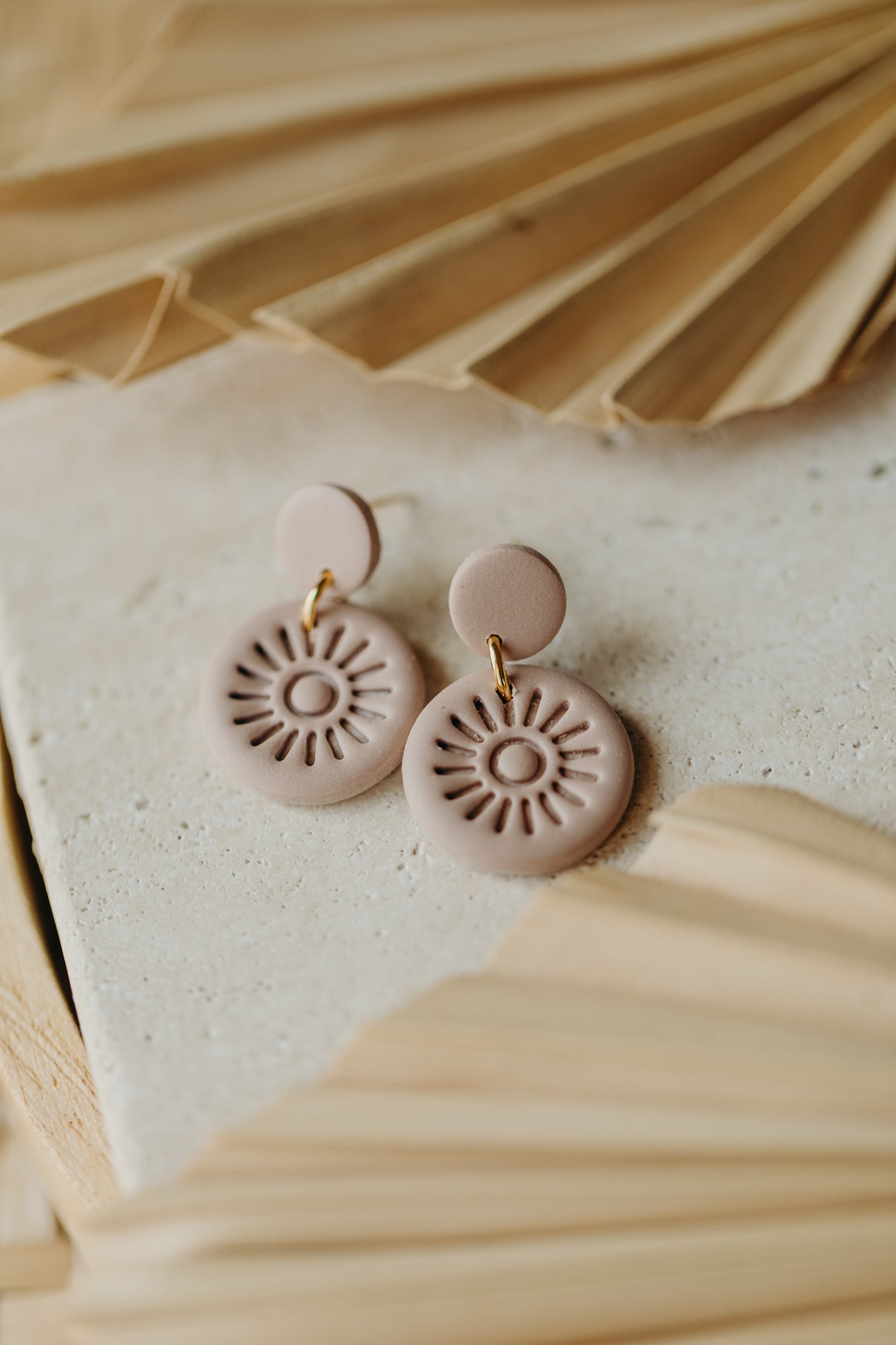 PALINA - runde Ohrringe mit Muster in Dove