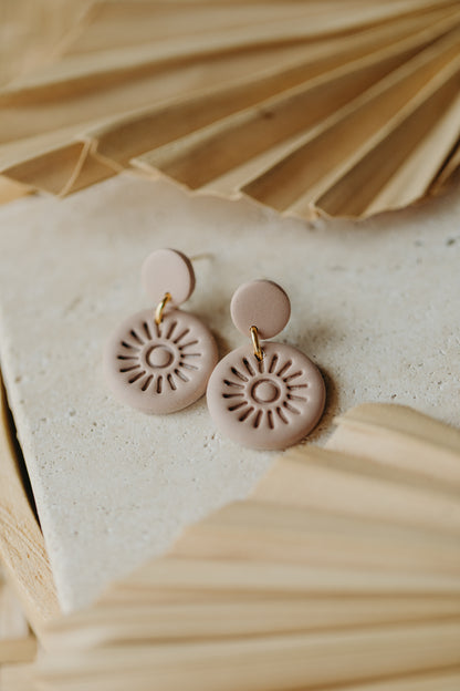 PALINA - runde Ohrringe mit Muster in Dove