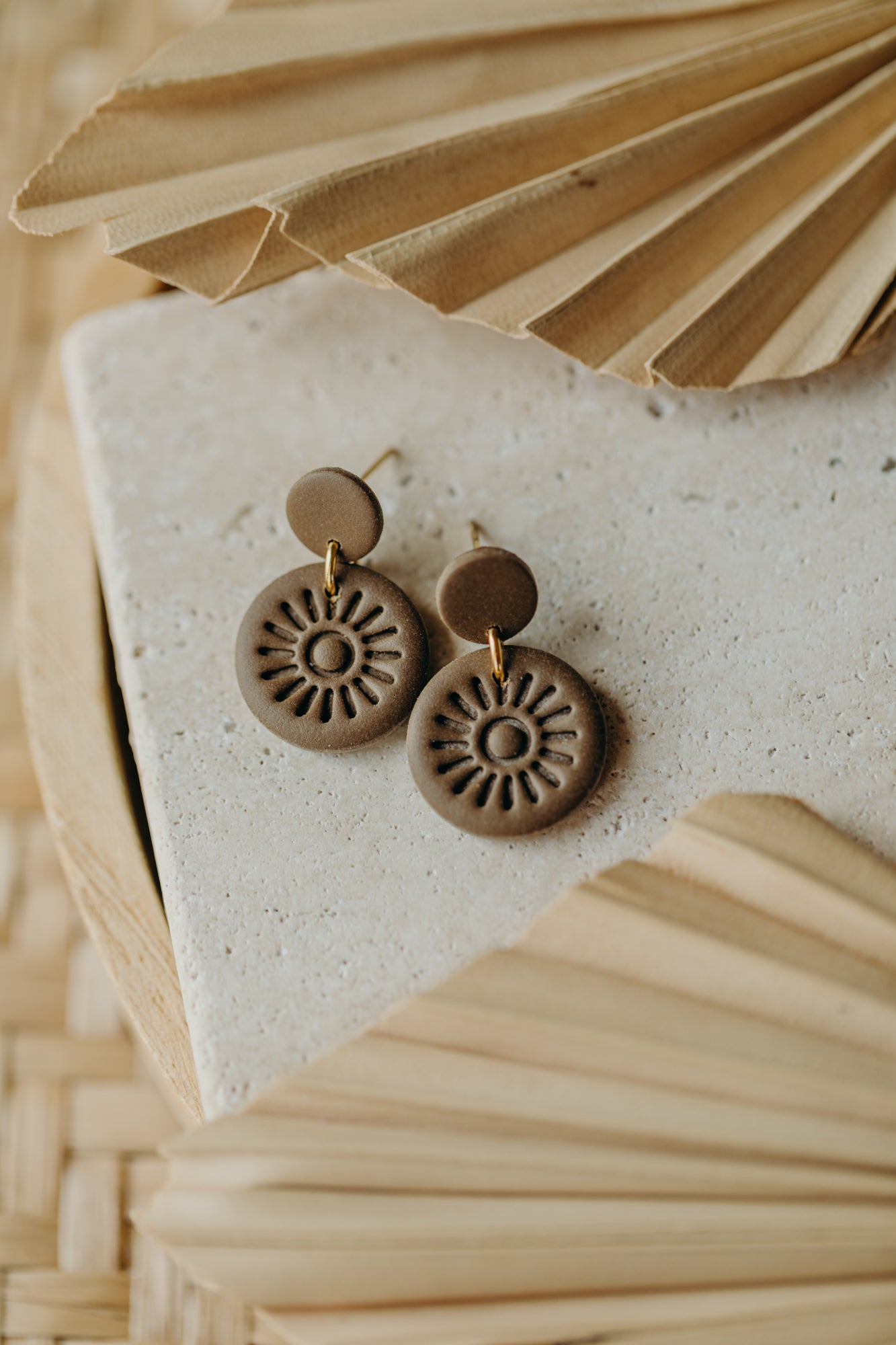 PALINA - runde Ohrringe mit Muster in Dunklem Khaki