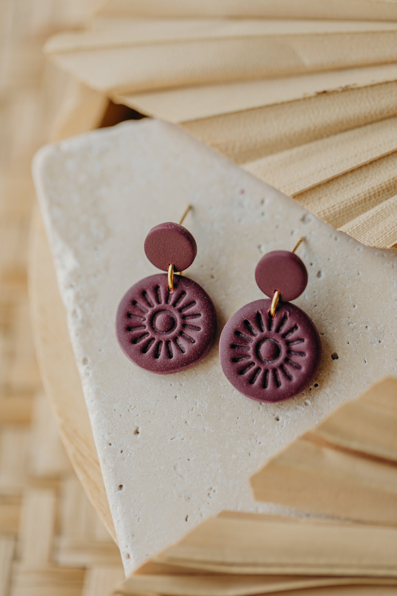 PALINA - runde Ohrringe mit Muster in Merlot