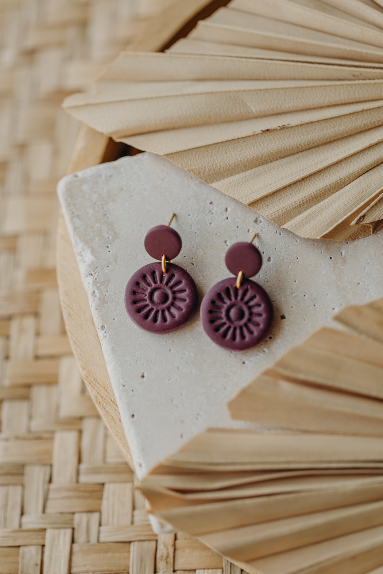 PALINA - runde Ohrringe mit Muster in Merlot