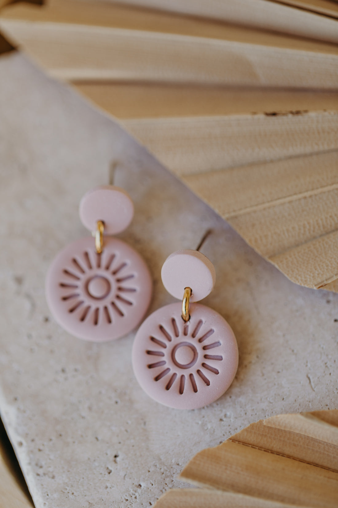 PALINA - runde Ohrringe mit Muster in rosa