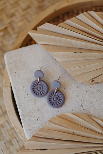 PALINA - runde Ohrringe mit Muster in lavendel
