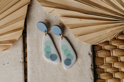 längliche blaue Polymer Ton Ohrringe mit blauen Punkten
