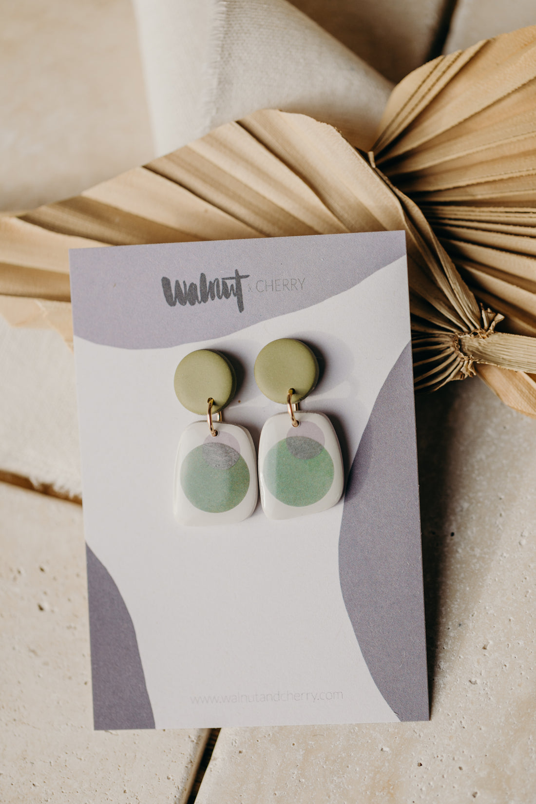 SANIJA - rechteckige grüne Polymer Ton Ohrringe mit lila und grünen Punkten