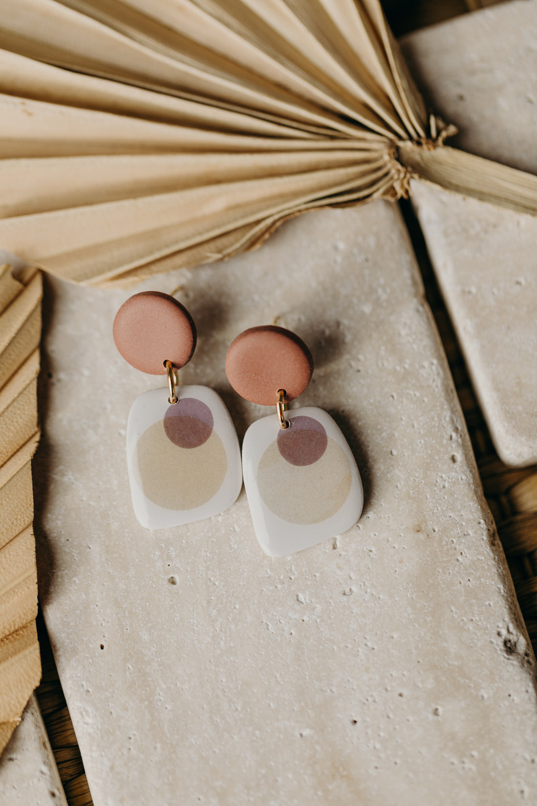 SANIJA - rechteckige lila Polymer Ton Ohrringe mit rosa und lila Punkten