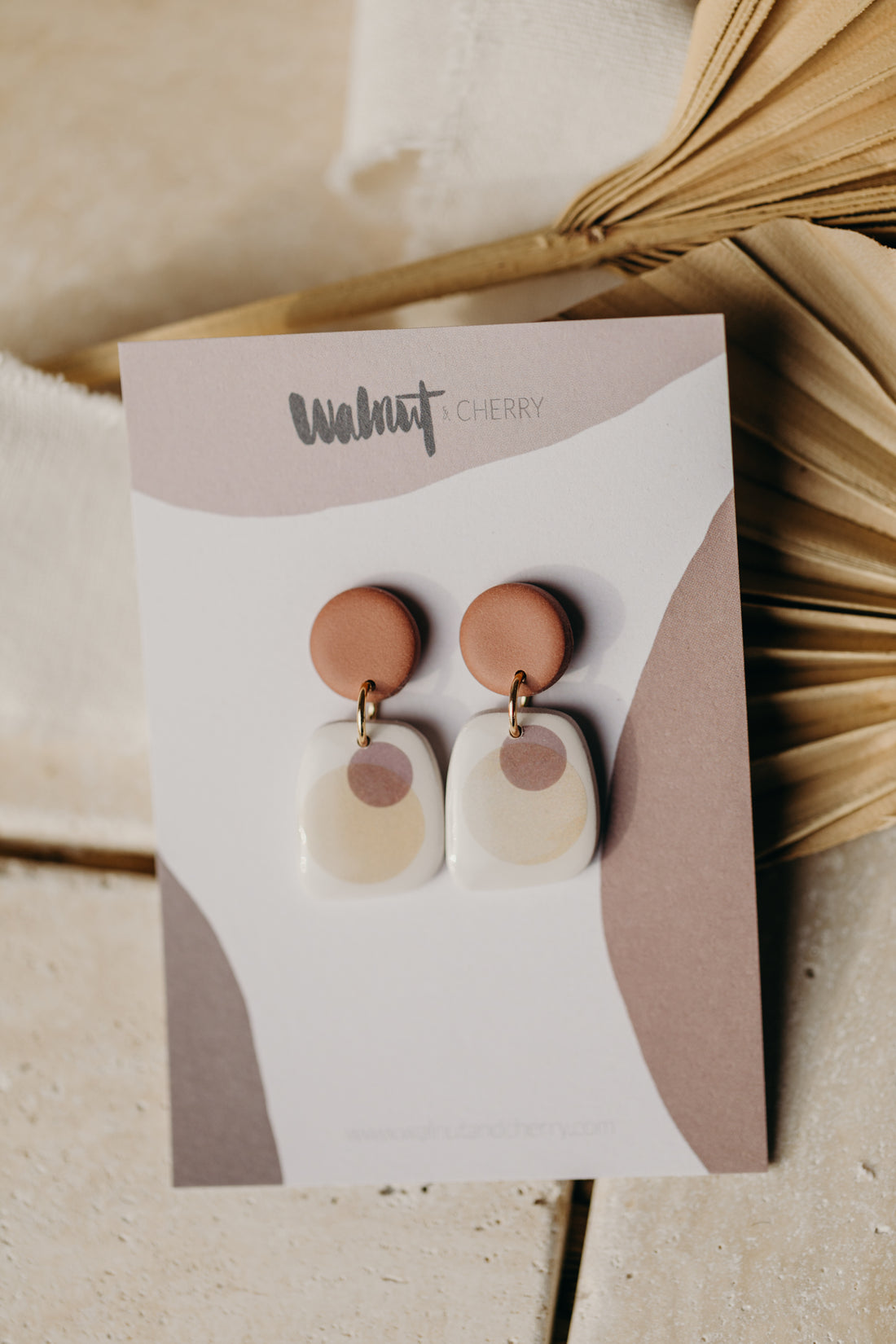 SANIJA - rechteckige lila Polymer Ton Ohrringe mit rosa und lila Punkten