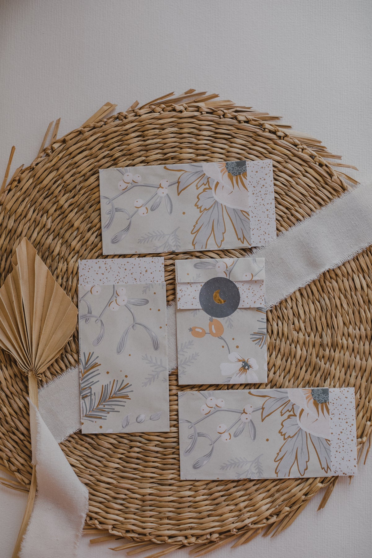 kleine Papiertüte mit kleinem Vogel und Zweigen