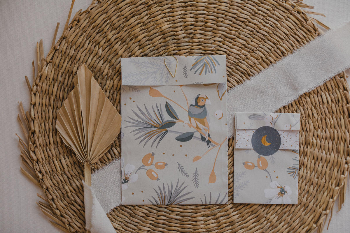 große Papiertüte mit kleinem Vogel und Zweigen