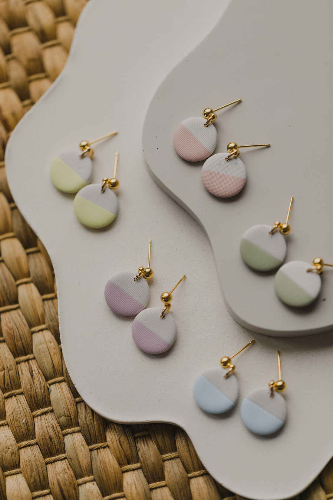 NORA - runde zweifarbige Ohrringe aus Polymer Ton in Pastell Farben