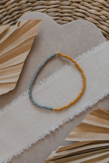 zweifarbiges Perlenarmband in Gelb und Grau-Blau