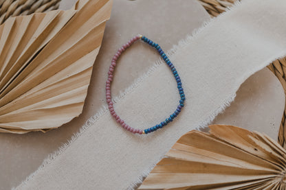 zweifarbiges Perlenarmband in Blau und Flieder