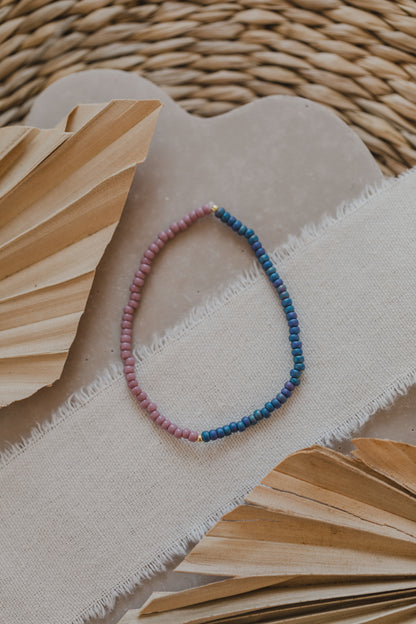 zweifarbiges Perlenarmband in Blau und Flieder