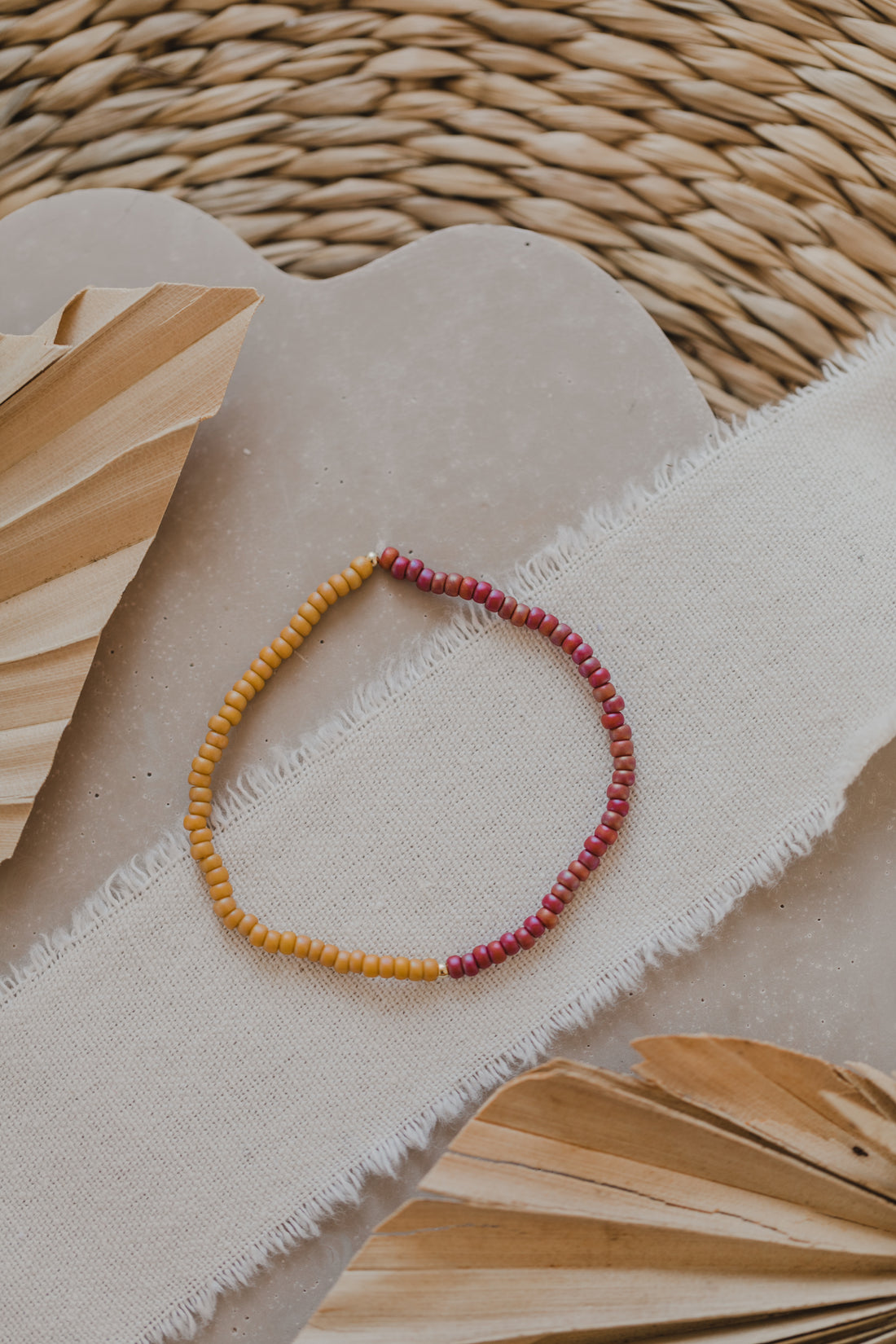 zweifarbiges Perlenarmband in pink und gelb