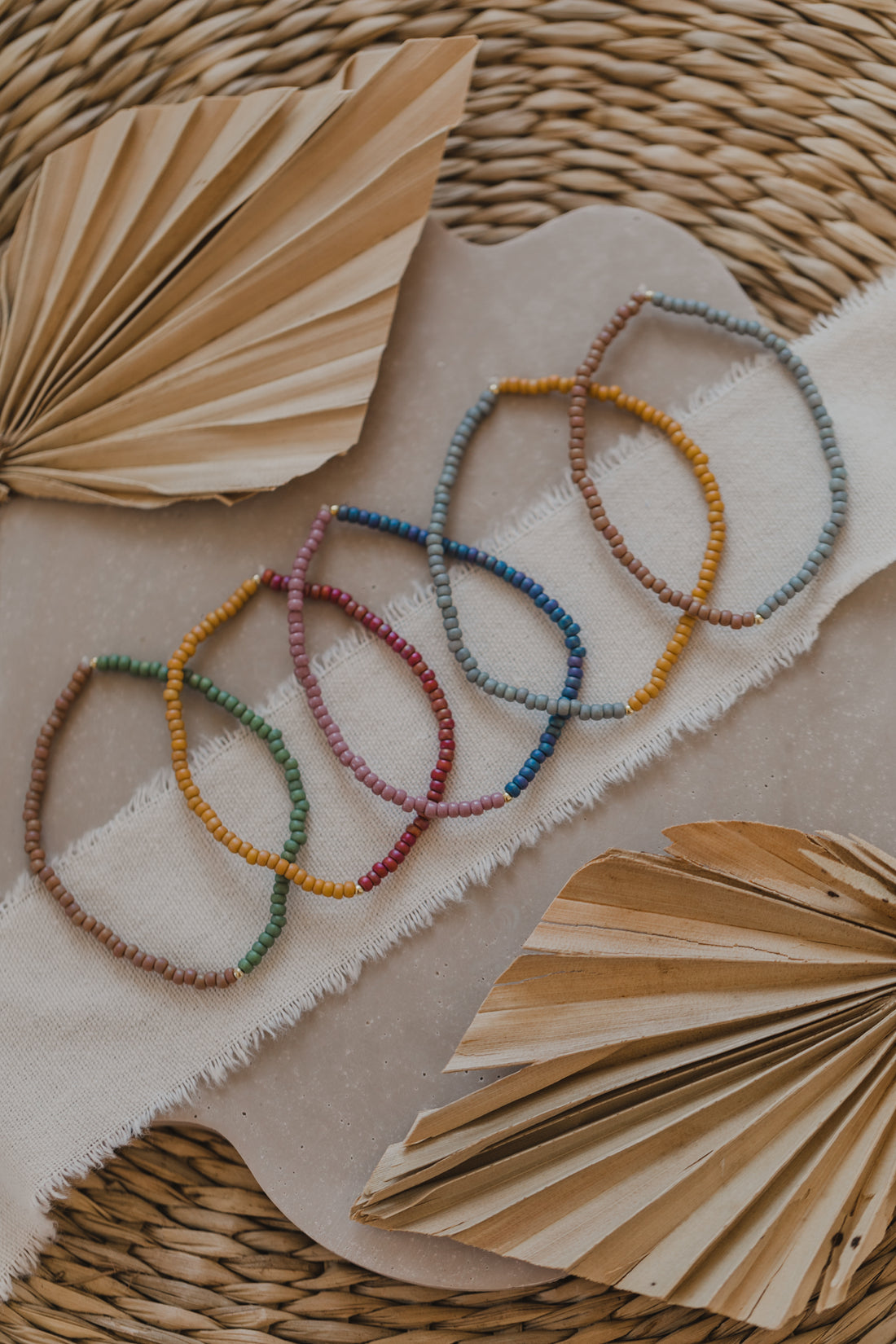 zweifarbiges Perlenarmband in Blau und Flieder