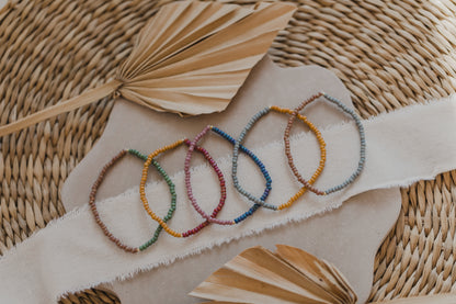 zweifarbiges Perlenarmband in Gelb und Grau-Blau