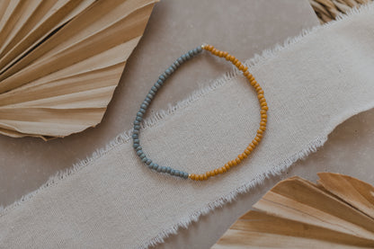 zweifarbiges Perlenarmband in Gelb und Grau-Blau