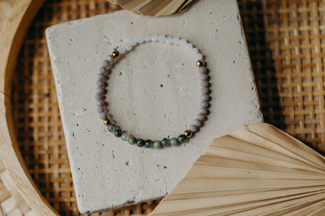 Armband mit grünen Grasstein, weißen und grauen Perlen