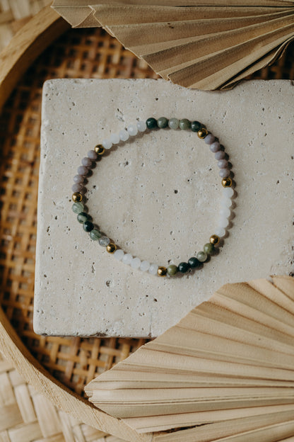 Armband mit grünem Grasstein, weiße und graue Glasperlen